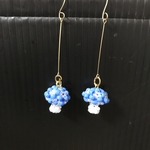 ビーズで編んだキノコのゆらゆら揺れるピアス
