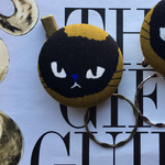 目付きの悪い真っ黒にゃんの眼鏡＆マスクキーパーにもなるブローチ