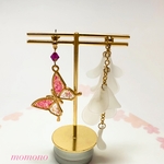 【 SALE】蝶 と 藤の花 の アシンメトリー ピアス/イヤリング 〜白×ピンクシェル〜