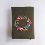 可愛い花のリースの刺繍のブックカバー