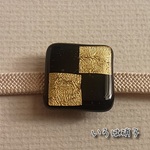 市松模様　黒×金　帯留め
