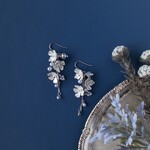 クラシカルフラワー　ピアス(イヤリング）シルバースノー a