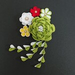 成人式・卒業式・つまみ細工髪飾り若草色カメリア&小花