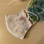 シルク❤️今週特別価格❣️淡いカラーの花々が咲くマスク❤︎人と差をつけたい方必見❗️とっても素敵なマスク　保湿　肌荒れ防止　フィルター内蔵　ブライダル　花嫁マスク　