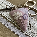 ＊くすみカラーりぼん刺繍　三角ぱっちんピン＊薄ピンクリネン生地　くすみパープル系