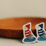 （紺ボーダー）よちよちペンギン手刺繍のブローチ