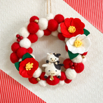 牛の親子と椿の紅白リース