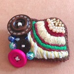 手刺繍のブローチ
