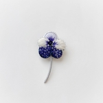 ビオラの刺繍ブローチ blue