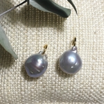 Baroque pearl pierces / Gray 