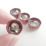 お雑煮【お餅、えび、ほうれん草、手まり麩】入り　木製のお椀に盛りつけたミニチュアフード　和食