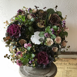 大人シックなニュアンスカラーのリース型寄せ植え