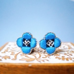 東欧のお花：手刺繍ピアス・イヤリング【イルガ／ブルー】