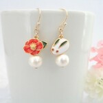 赤椿と雪うさぎとコットンパールのピアス