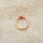 インカローズとピンクオパールとマザーオブパールの指輪