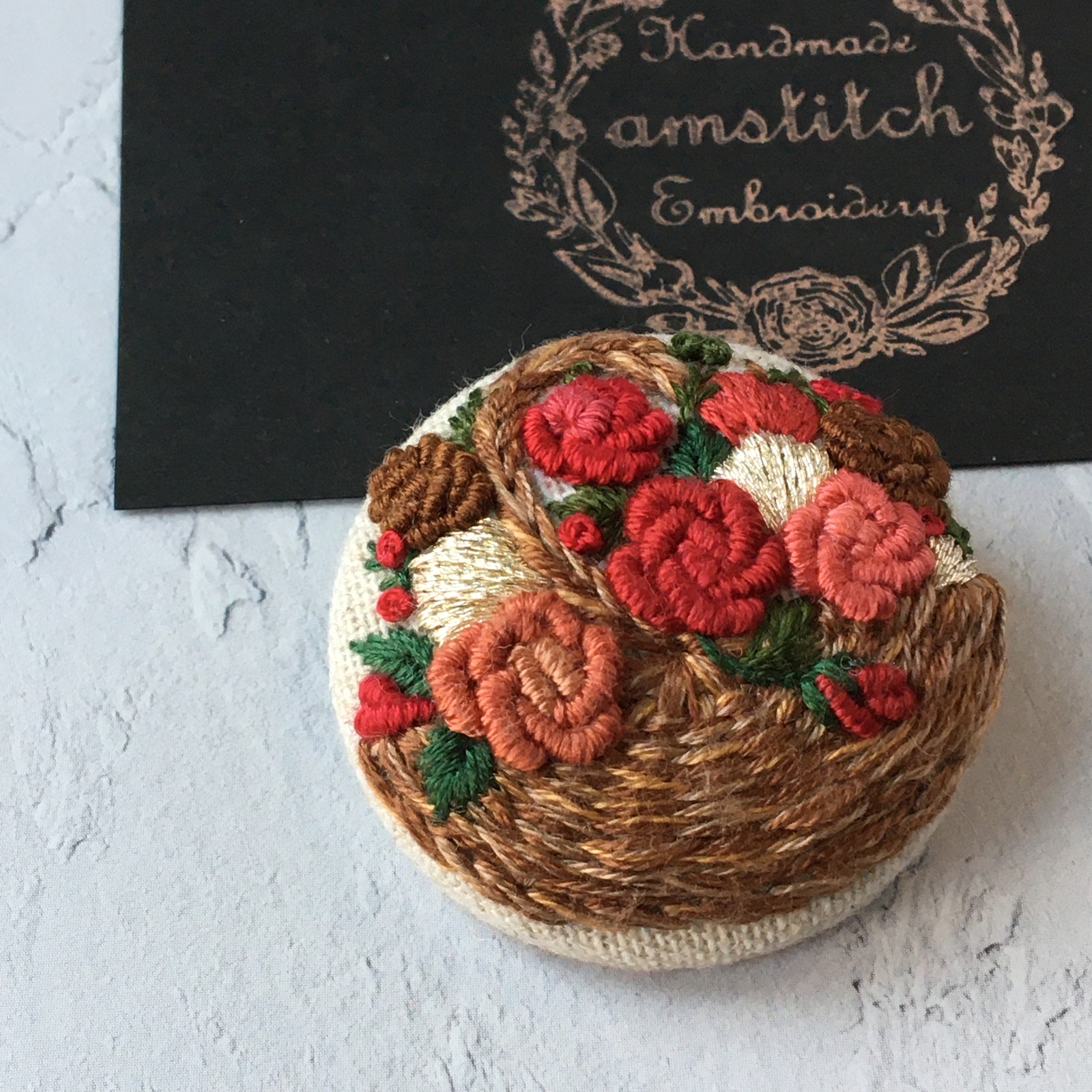 赤い薔薇 かごの刺繍ブローチ ビッグ割引