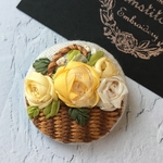 刺繍 くるみボタン ブローチ (黄色い バラ 花かご バスケット)