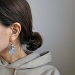 本革（グレー）ぶら下がりピアス／イヤリング