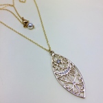 透かしモチーフのペンダント