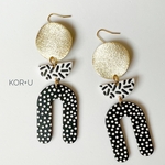 モノトーンチャームのピアス