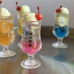 レトロ喫茶店のクリームソーダ🍓いちごしろ