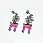 桃色の鳥居の和風ピアス