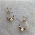 パールがアクセントのフープピアス（イヤリングへの変更可能）