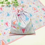 工夫いっぱいの給食セット プリンセス柄 パステルカラー パープル　薄紫 ラメ入り 40×60 ランチョンマット＆巾着袋 ピンクの縁どり 女の子用 シンデレラ ボタンループ付き ランドセルフック