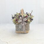 アンティークグレーの四角いバスケットアレンジ（青のラークスパー）
