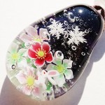 《クリスマスローズとうさぎ》　ペンダント　ガラス　とんぼ玉　雪の結晶　うさぎ　
