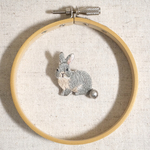 うさぎの手刺繍ブローチ