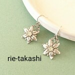 アンティークなメタルフラワーが揺れるピアス  