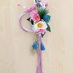 送料無料 桃白椿と桜の水引リース ピンク お正月 飾り 椿 マム　水引 青 タッセル　しめ縄 迎春 しめ縄