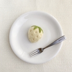 【割引中】羊毛×いちごメロンパン(クリーム色)ブローチ