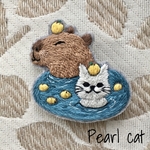 カピバラと混浴する猫の刺繍ブローチ