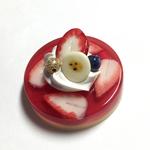 再販！いちごたっぷりゼリーケーキのブローチ