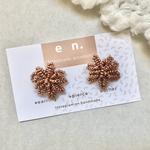 つぶつぶ（エメラルドグリーン）::ビーズ刺繍　ビーズ　刺繍　樹脂　樹脂イヤリング　樹脂ピアス　緑　黄緑　小ぶり　ラッピング::