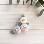 ウール刺繍のお花のブローチ＊三日月のかたち