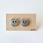 〈NEW〉ワガママニャンコ  猫ピアス　グレー猫　ゴールドパール首輪