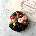 リネン 刺繍 くるみボタン ブローチ 春待ち椿の花かご38mm