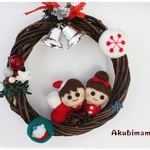 羊毛フェルトカップルサンタのクリスマスリース