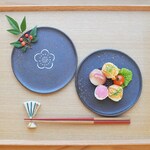 梅花紋丸皿／黒・焼き〆陶器（レンジ、オーブン、食洗機ＯＫ）