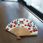 ホタテ型扇子　いちご柄