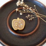 りんご５（ゴールド）　陶土ブローチ