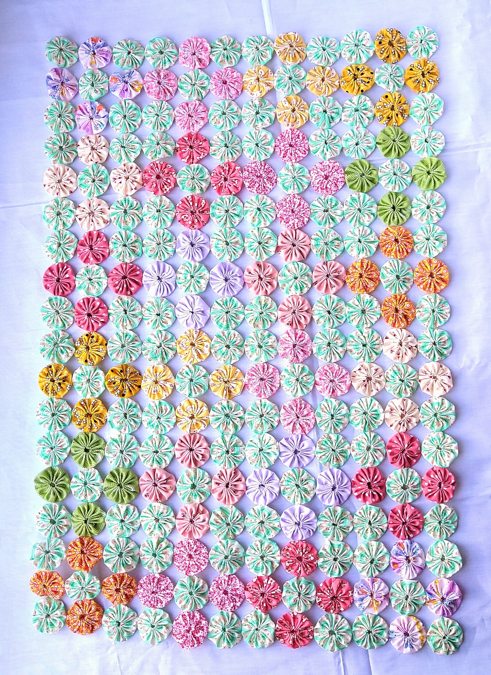 ハンドメイド ヨ-ヨキルト　ミニタペストリー ヨーヨーキルトのタペストリー Yo-yo quilt tapestry 溜溜球被子