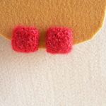 赤いモヘア毛糸のイヤリング<スクエア>