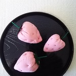 ちりめん細工  大粒  ピンクの  苺   置き物  