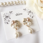 ベージュパール　シェルパールチャームのビジューピアス/イヤリング　　