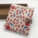 ボックスティッシュを入れ替えて使える　携帯ティッシュケース   ペーパータオルケース　マスクケース  ポケットティッシュ　モダンフラワーレッド