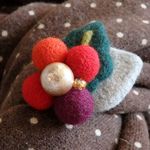 クリスマスホーリーのブローチ☆レッド